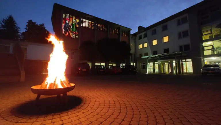 Feuerschale nachts vor Kapelle