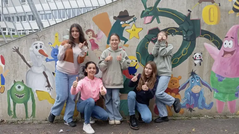 Schülerinnengruppe kreativ